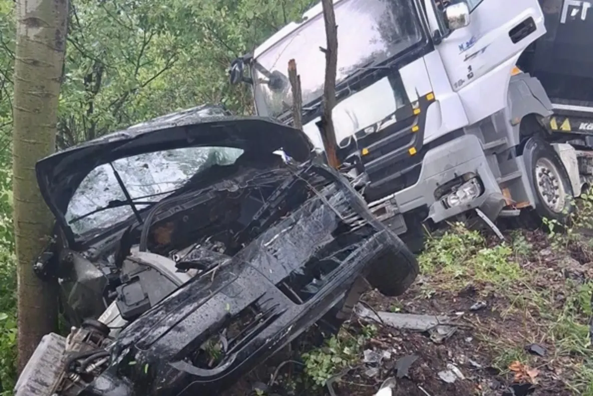 Accident grav în județul Argeș. Trei persoane au fost rănite, după ce o mașină s-a ciocnit violent cu un TIR