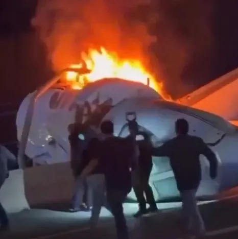 Un avion privat s‑a prăbușit pe o autostradă din Texas: un mort, cinci supraviețuitori și scene dramatice de salvare VIDEO