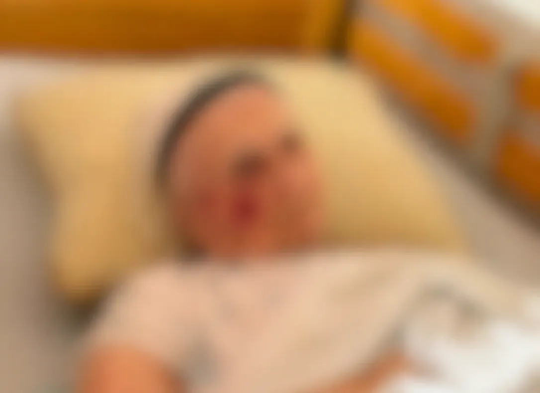 Bătrânii exploatați ani la rând, transportați acum la spital. Rețeaua nemiloasă din fieful lui Bolojan, vizată de descinderi