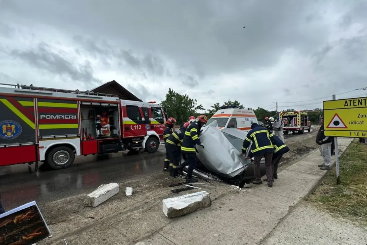 Accident violent în județul Iași. Un tânăr a rămas încarcerat după impactul cu un cap de pod
