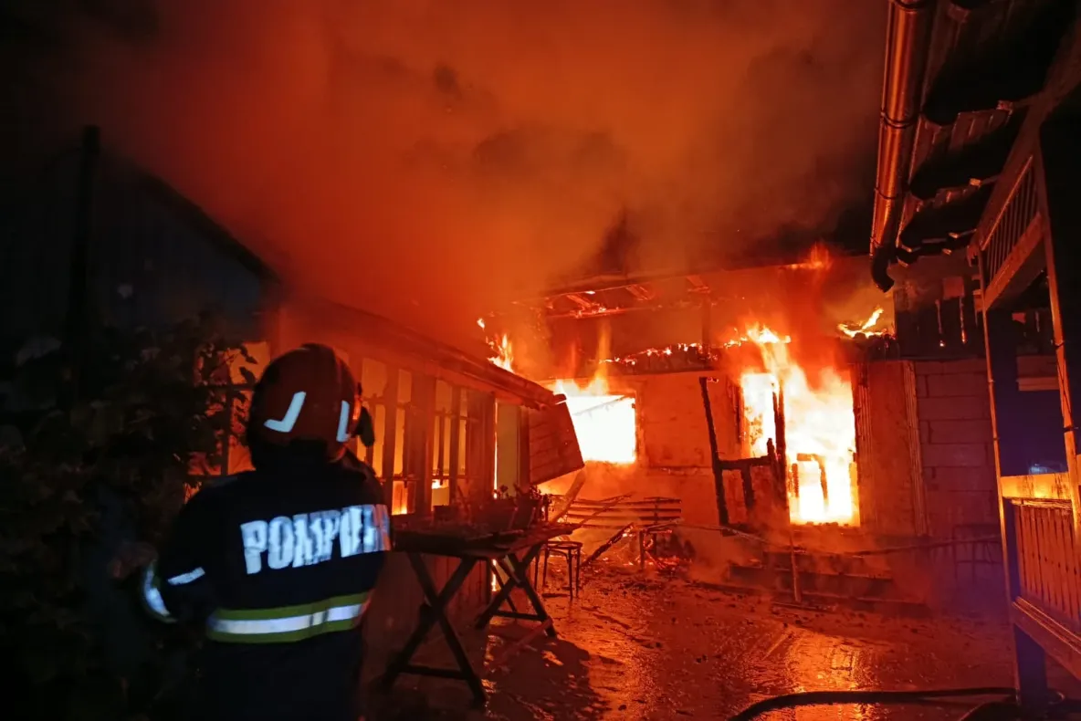 Incendiu la un centru pentru minori din Pașcani: un foișor a ars miercuri dimineață