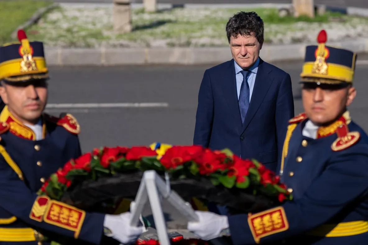 Nicușor Dan depune o coroană de flori în memoria victimelor Mineriadei