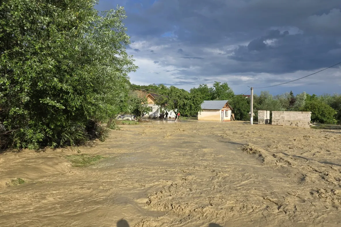 Alertă hidrologică. Risc de viituri pe râuri din șapte județe, până vineri noapte 