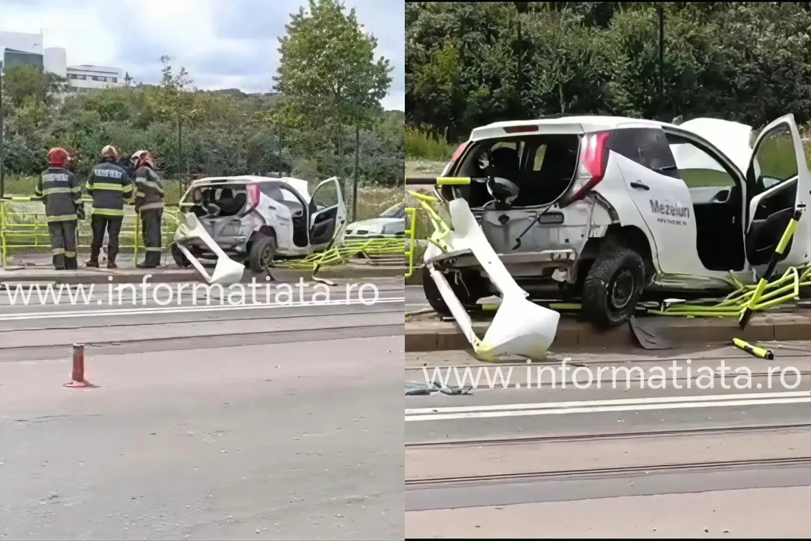 Accident spectaculos în Iași! O mașină a ajuns într-o stație de tramvai după impactul cu un alt vehicul