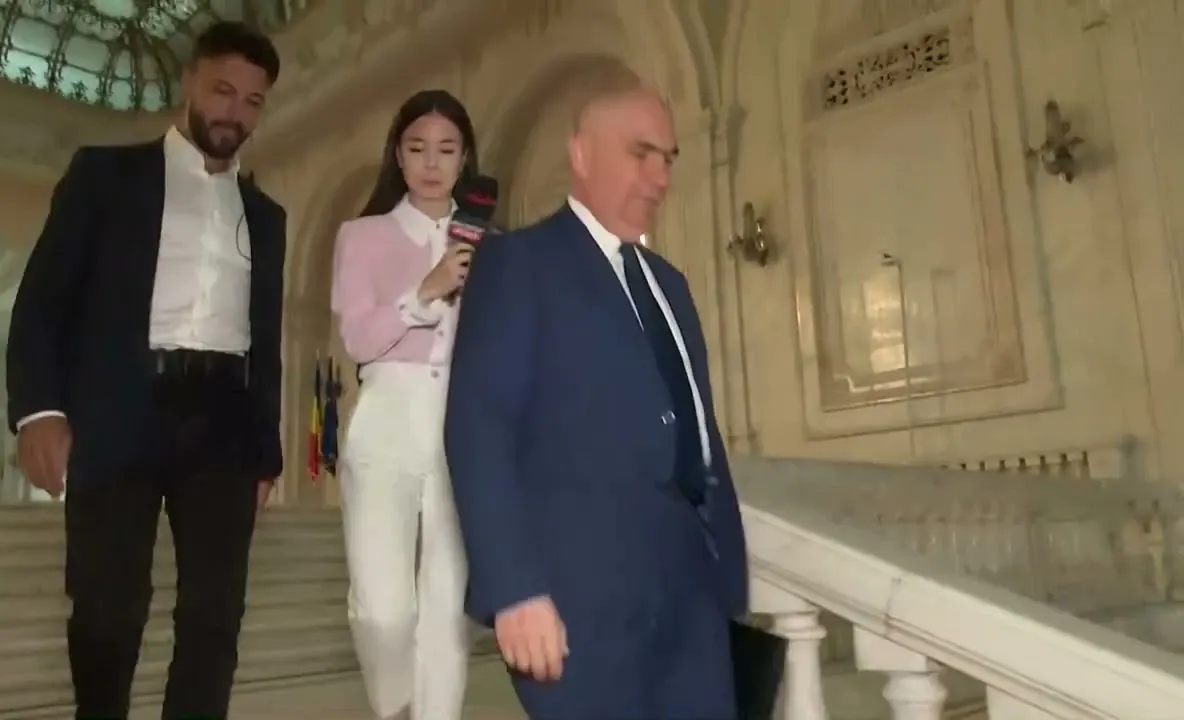 Bolojan fuge de întrebările jurnaliștilor. Tăcere totală când a fost întrebat despre criza din spitale și carburanți