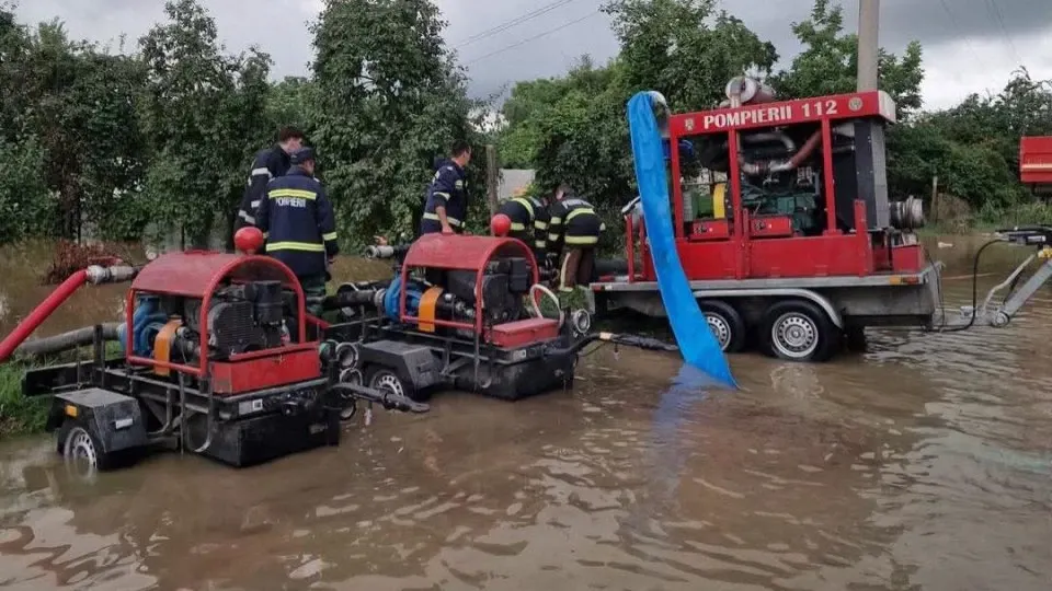 Vremea severă a creat pagube în 24 de localități și în București. Peste 170 de case, curți și subsoluri, inundate