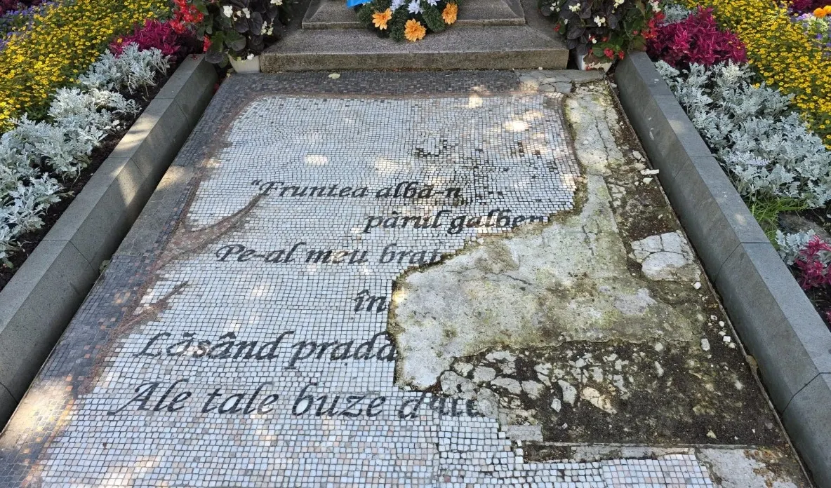 Mozaicul cu versuri din fața Teiului lui Eminescu a fost distrus 