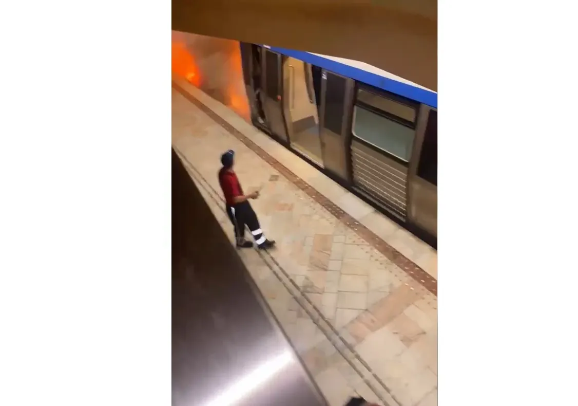 Incendiu la metrou, în stația Piața Universității. Garnitura nu a mai fost lăsată să oprească la Piața Romană VIDEO