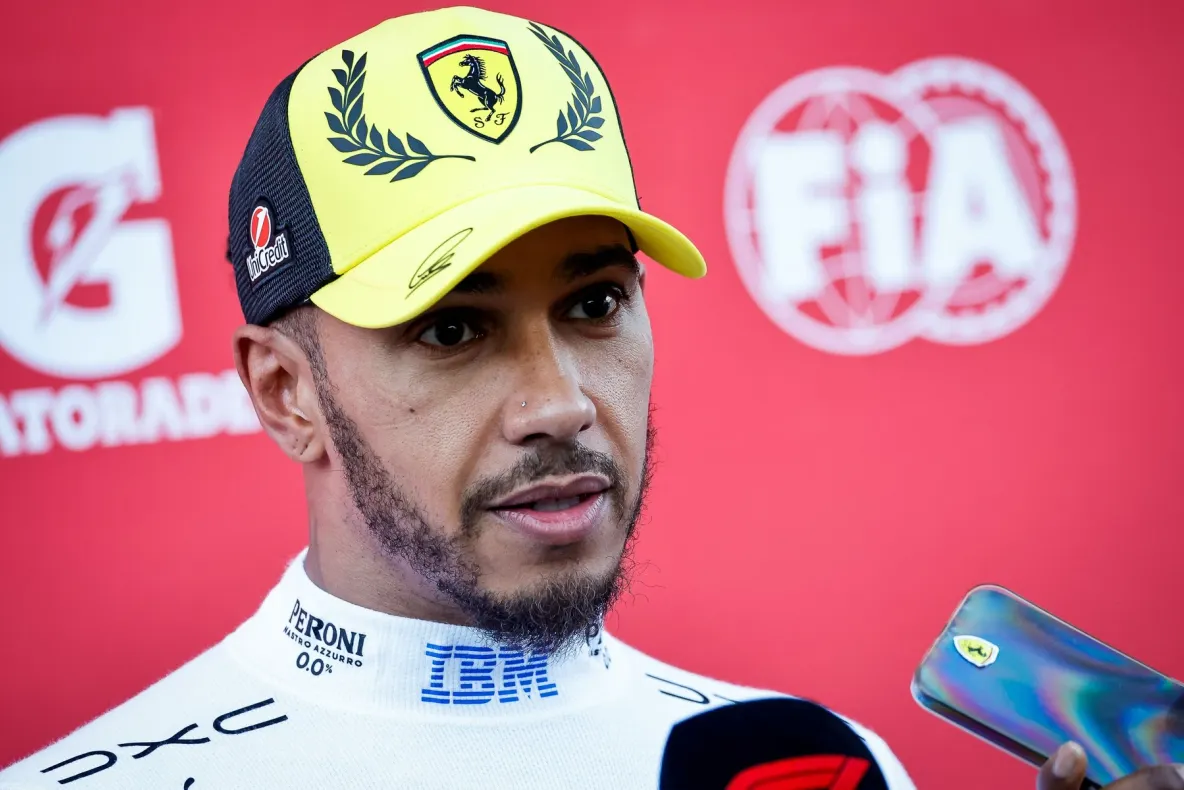 Lewis Hamilton pleacă din pole position în cursa de sprint la Marele Premiu al Marii Britanii
