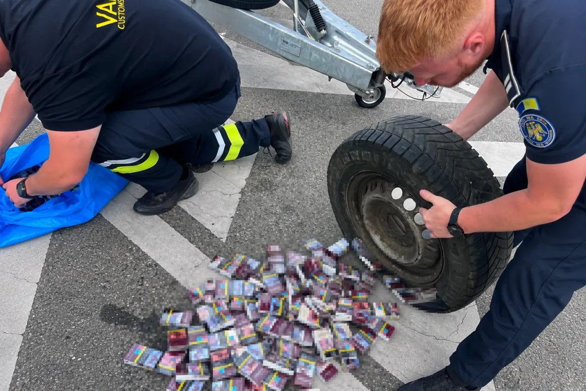 Captură de peste 10.000 de țigări de contrabandă la granița cu Bulgaria: erau ascunse la roțile de rezervă și în bagaje