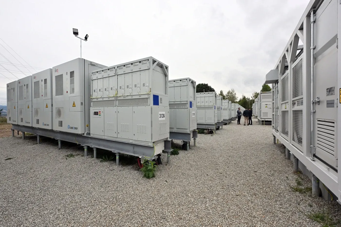 Prosumatorii pot lua până la 15.000 de lei de la AFM pentru bateriile de stocare. Ce documente trebuie depuse