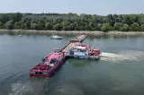 Operațiune fără precedent pe Dunăre. Cum funcționează digul din barje care ajută centrala de la Cernavodă