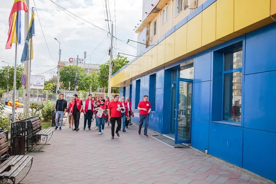 pesedisti in fata sediu PNL