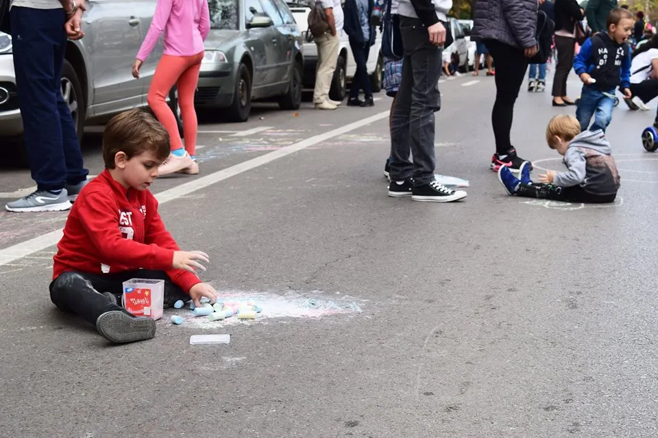 joaca pe strada