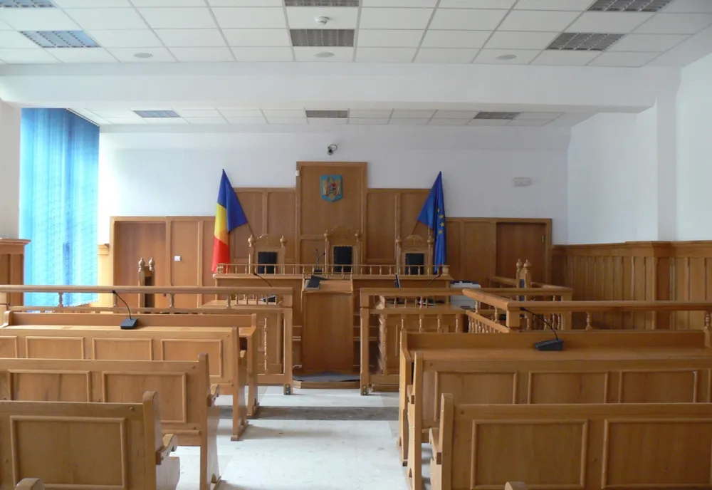 O tânără contabilă şi iubitul ei, acuzaţi că ar fi şantajat un bărbat: victima a fost filmată dezbrăcată în patul femeii!