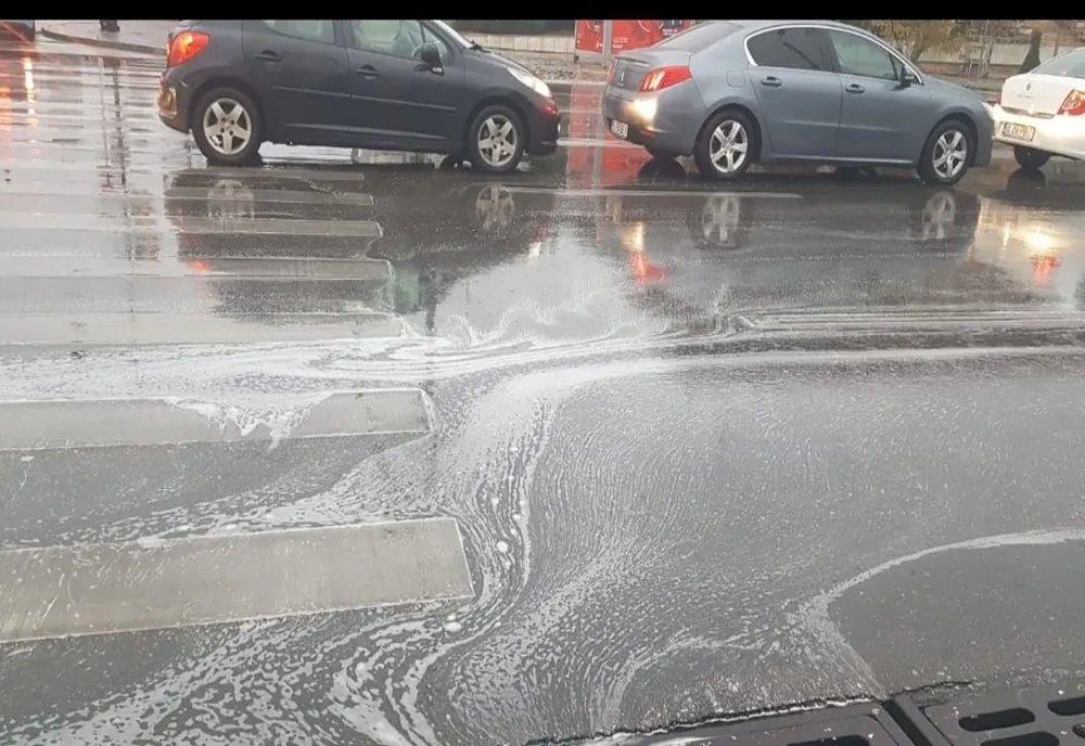 Semnal de alarmă, la Iași! Spumă albă pe străzi, după ploaie