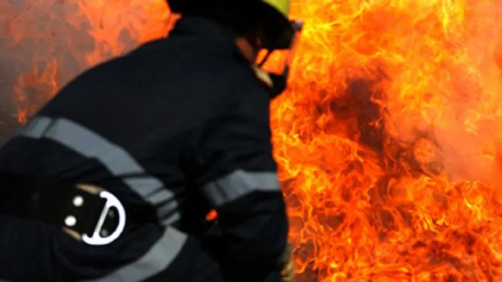Casă cuprinsă de flăcări, în Iaşi! Pompierii au intervenit de urgenţă!
