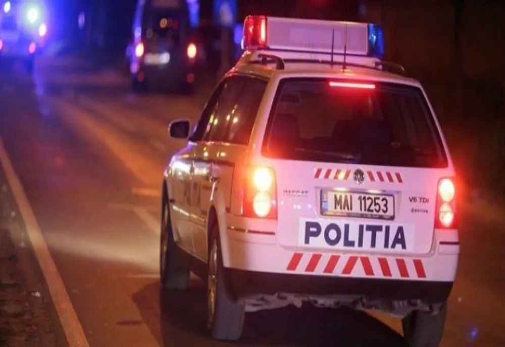 Tânără anchetată de poliţişti, după ce a încercat să fure cosmetice dintr-un magazin