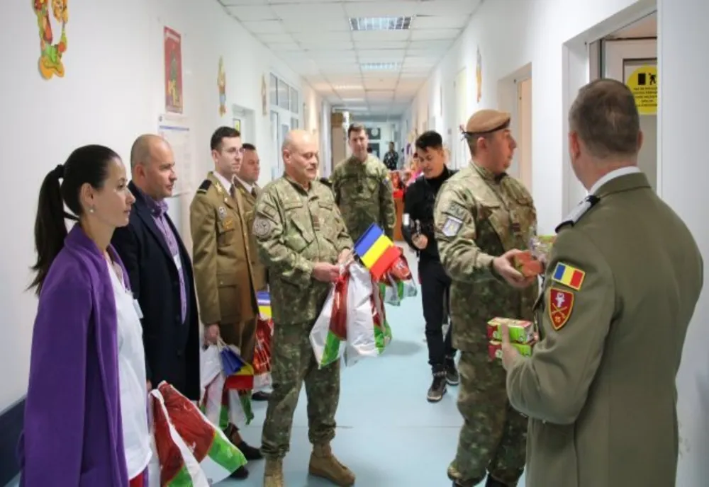 Cadouri pentru copiii internați la Spitalul „Sf. Maria“ Iași din partea militarilor