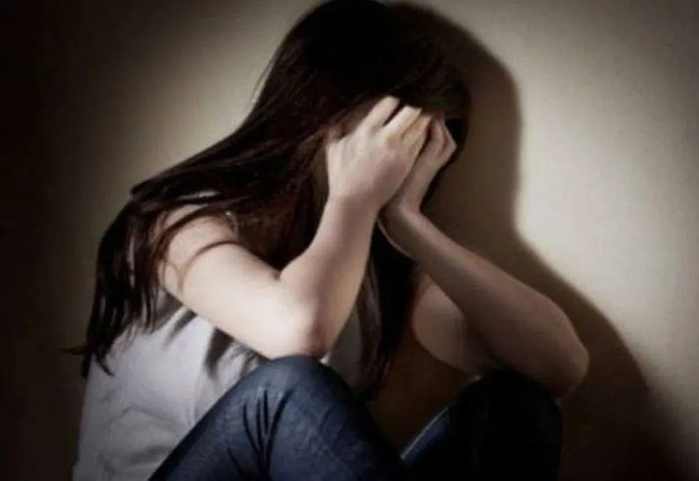 Tatăl a intrat peste fiica sa în cameră să o violeze. A fost salvată de fratele ei, de 14 ani