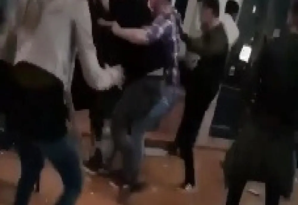 Bătaie ca în filme într-un club din Tudor Vladimirescu. Patru tineri au ajuns la Urgențe
