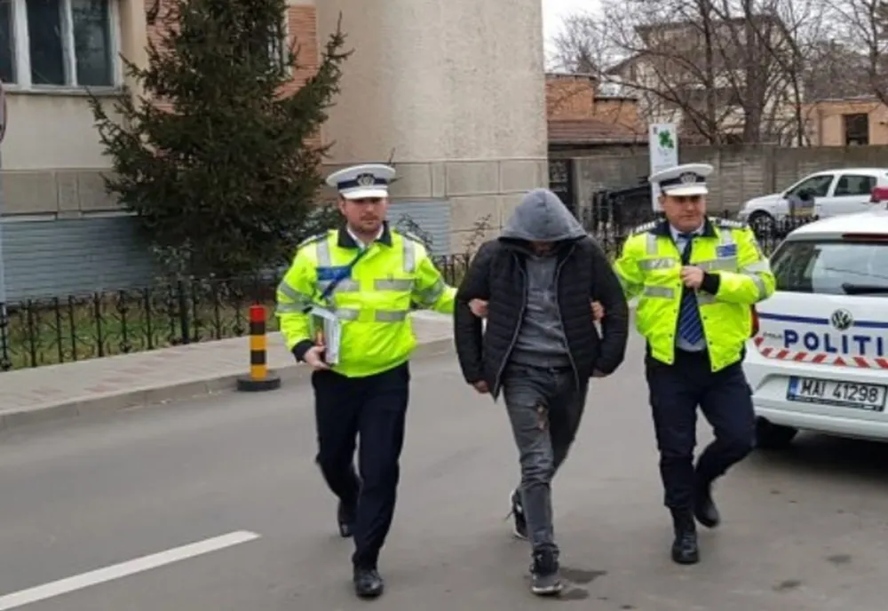 Urmărire ca în filme pe străzile din Iași! Cu permisul anulat, a șicanat un participant la trafic, după care a intrat în mașina poliției - FOTO