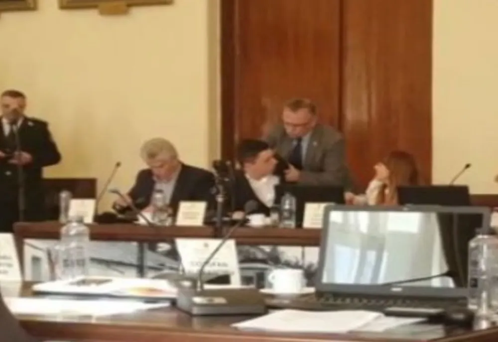 Gesturi reprobabile în Consiliul Local Iași: Consilier local liberal, strâns de gât de viceprimarul Radu Botez!