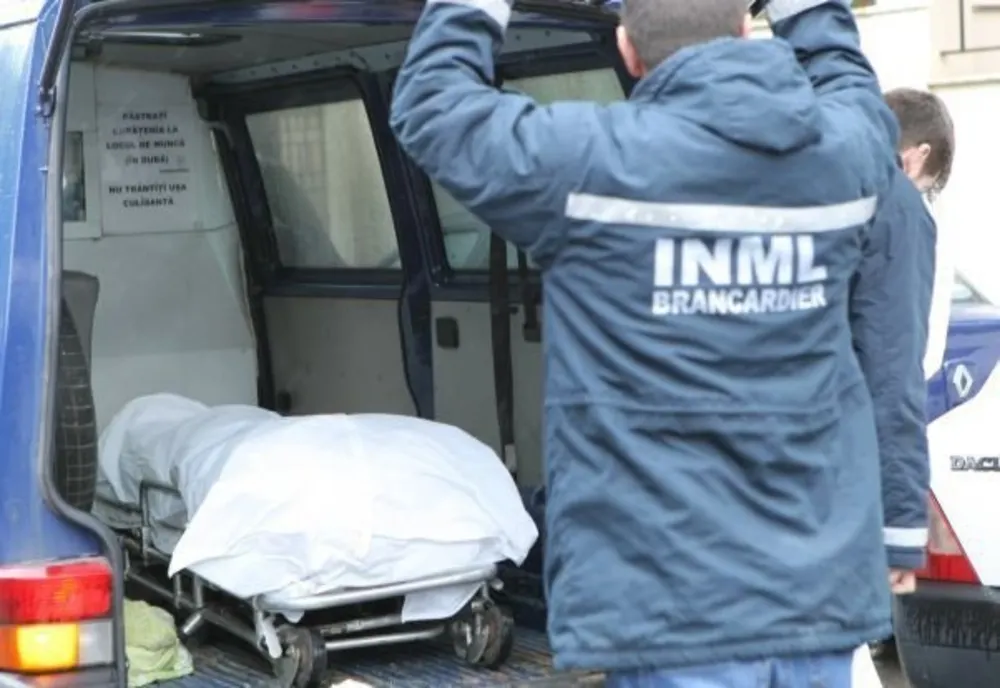 Caz șocant la Iași! O femeie a murit după ce i-a introdus un tub metalic în vagin!