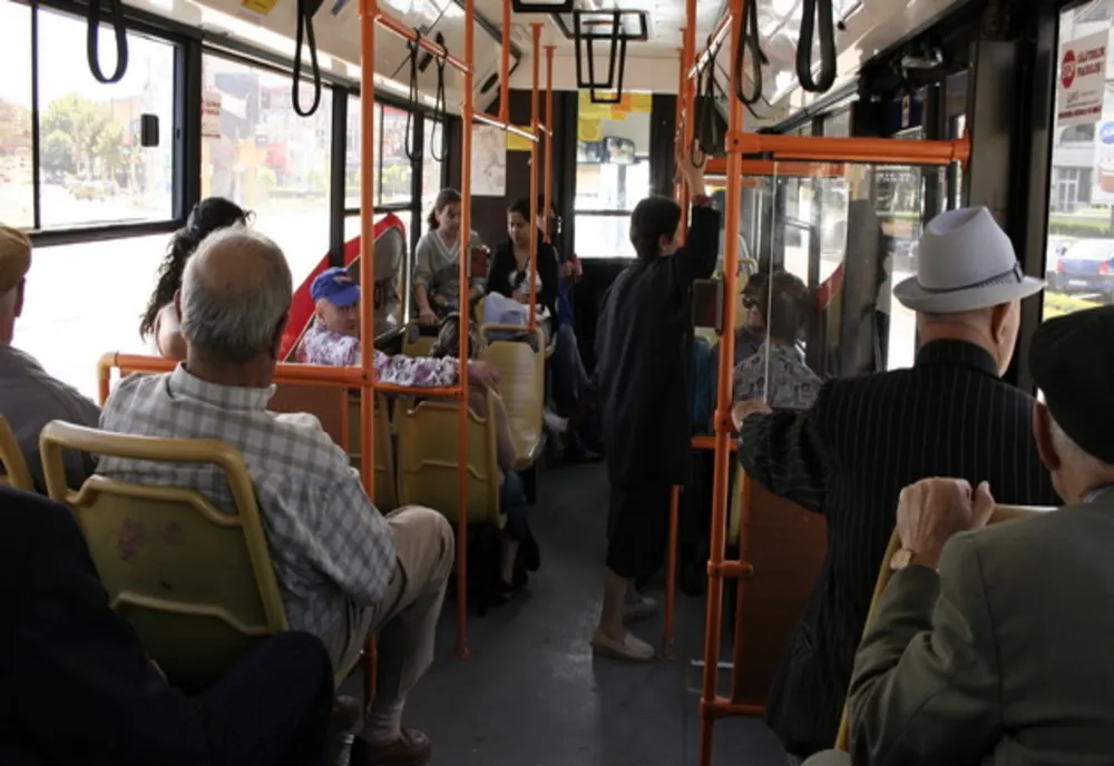 Caz șocant la Iași! S-a masturbat în tramvai, lângă o fată! Judecătorii l-au trimis să presteze servicii de asistență socială