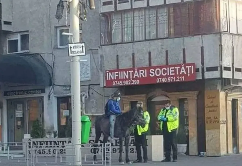 Viața bate filmul! A pornit călare pe străzile Iașului până ce a fost oprit de polițiști - FOTO