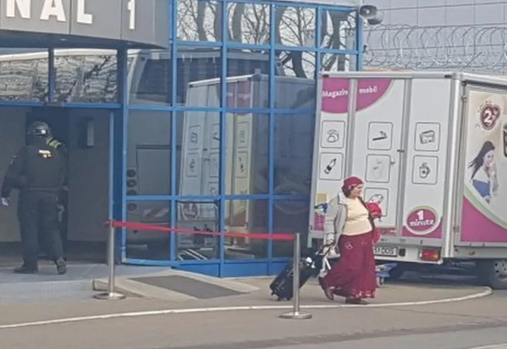 Agitație la Aeroportul Iași! Mai multe persoane de etnie rromă, duse în izolare după ce s-au întors din Londra