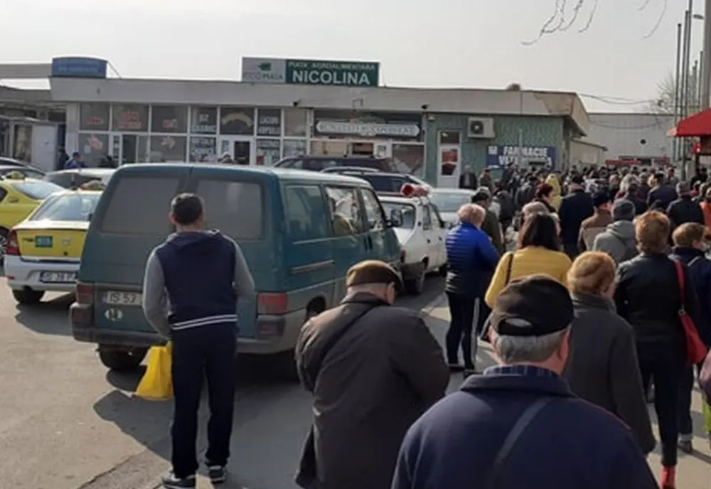 Coadă mare la intrat în piețele ieșene! Nu se respectă regulile!