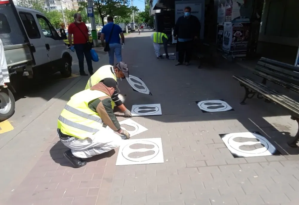Marcaje pentru distanțare socială în stațiile de autobuz - FOTO
