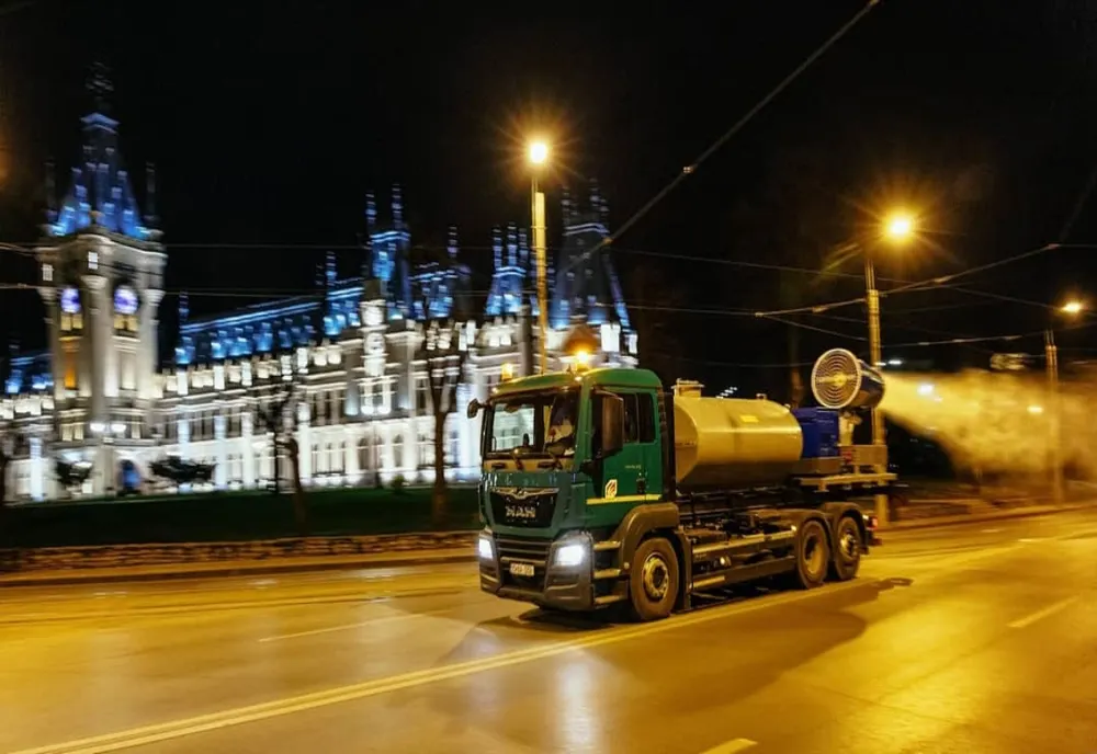 La Iași se reia programul de spălare și dezinfectare al străzilor
