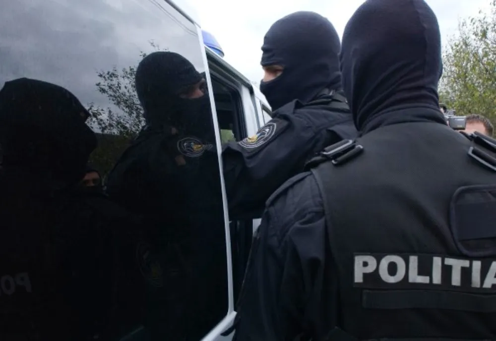 Doi tineri din Bârlad prinși cu droguri de mare risc asupra lor - VIDEO