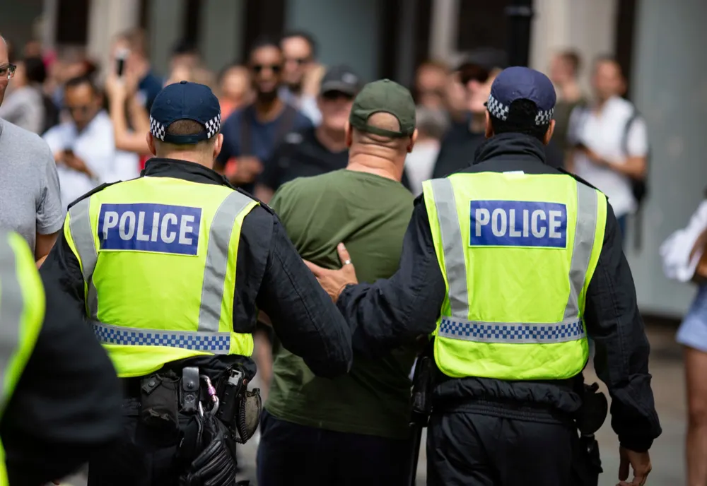Infractor violent din Iași, depistat de polițiștii britanici