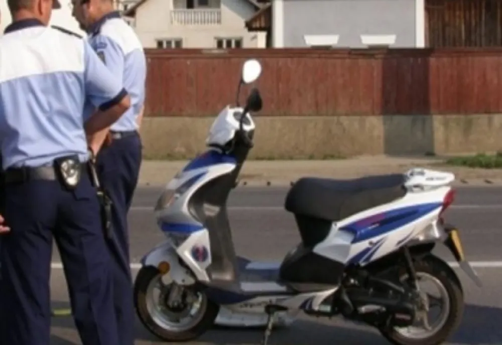 Băut bine și fără permis a condus un moped neînmatriculat