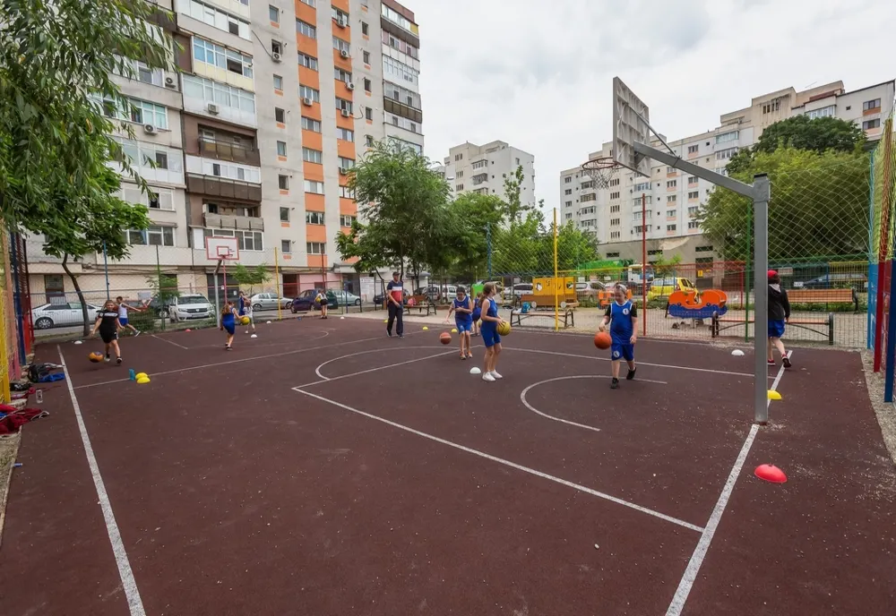 Liber la mişcare în curtea şcolilor. Tinerii din Iași au acces gratuit pe bazele sportive a 16 şcoli din oraş