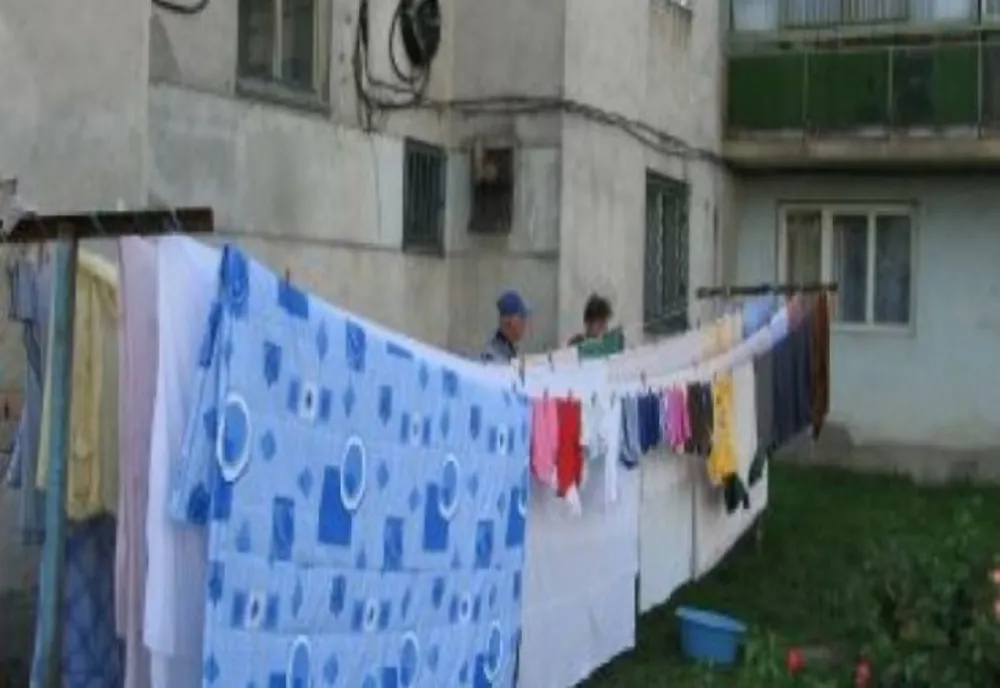 Hoț la 70 de ani! A furat dintr-o curte hainele puse la uscat
