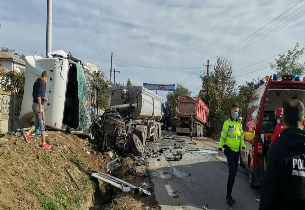 Impact frontal între două TIR-uri în Ruginoasa (FOTO)