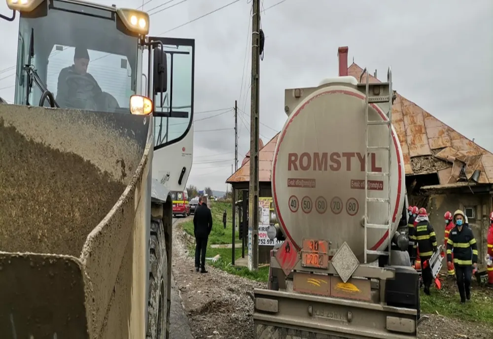 O cisternă a intrat într-o casă. Șoferul, încarcerat (FOTO)