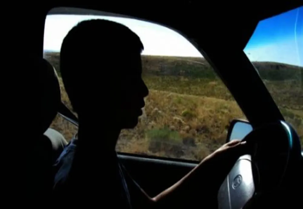 Adolescent de 17 ani, prins la volan pe o stradă din Iași