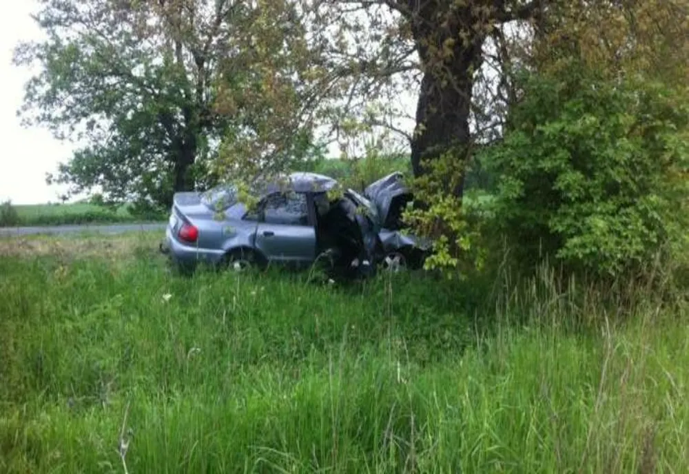 Mort de beat a pierdut controlul asupra volanului și s-a oprit într-un copac