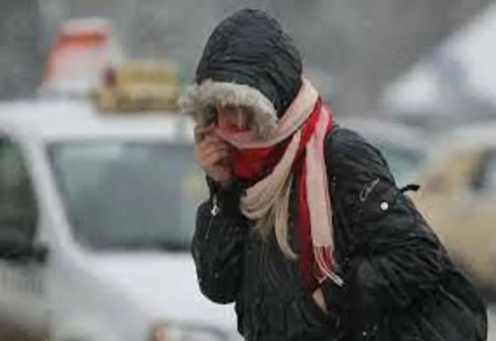 Nu scăpăm de frig, ploi, ninsori și intensificări ale vântului! Avertizare meteo valabilă până marți dimineața