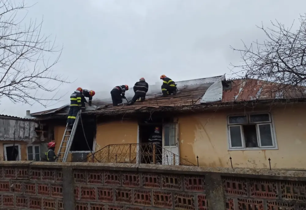 Un bărbat cu dizabilități a fost găsit carbonizat într-o casă cuprinsă de flăcări (FOTO)