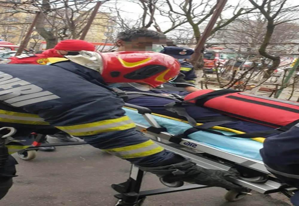 Incendiu pus la un apartament din Iași. Un bărbat, intoxicat cu fum