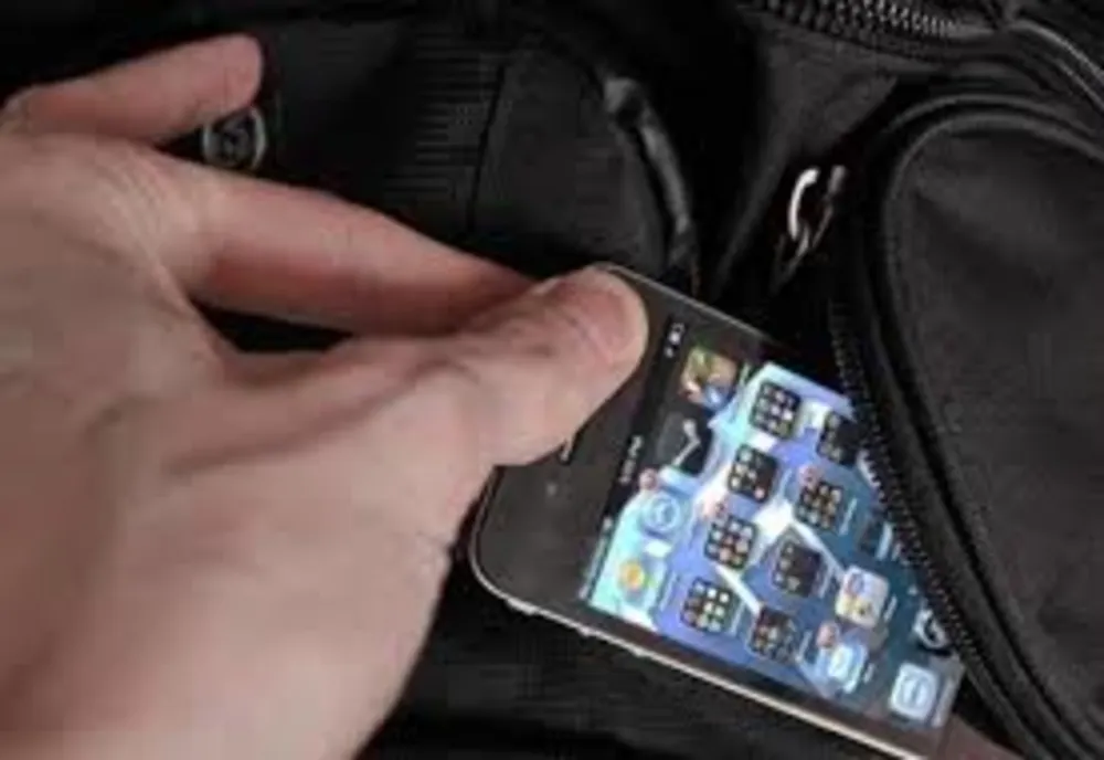 În arest după ce a lăsat o femeie din Iași fără telefon
