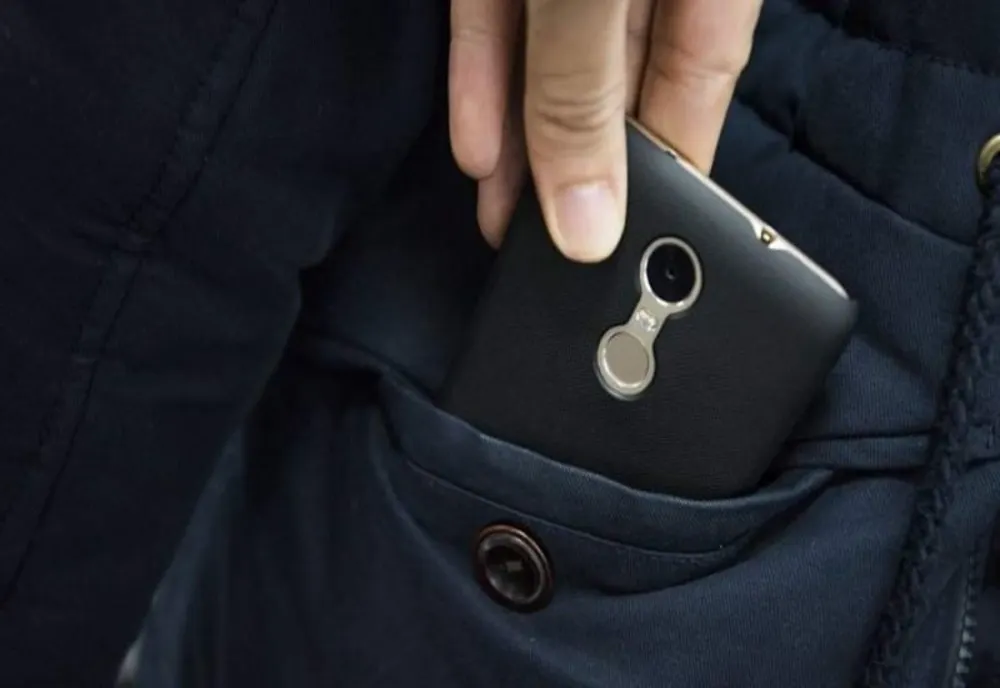 Arestat la domiciliu pentru furt de telefoane
