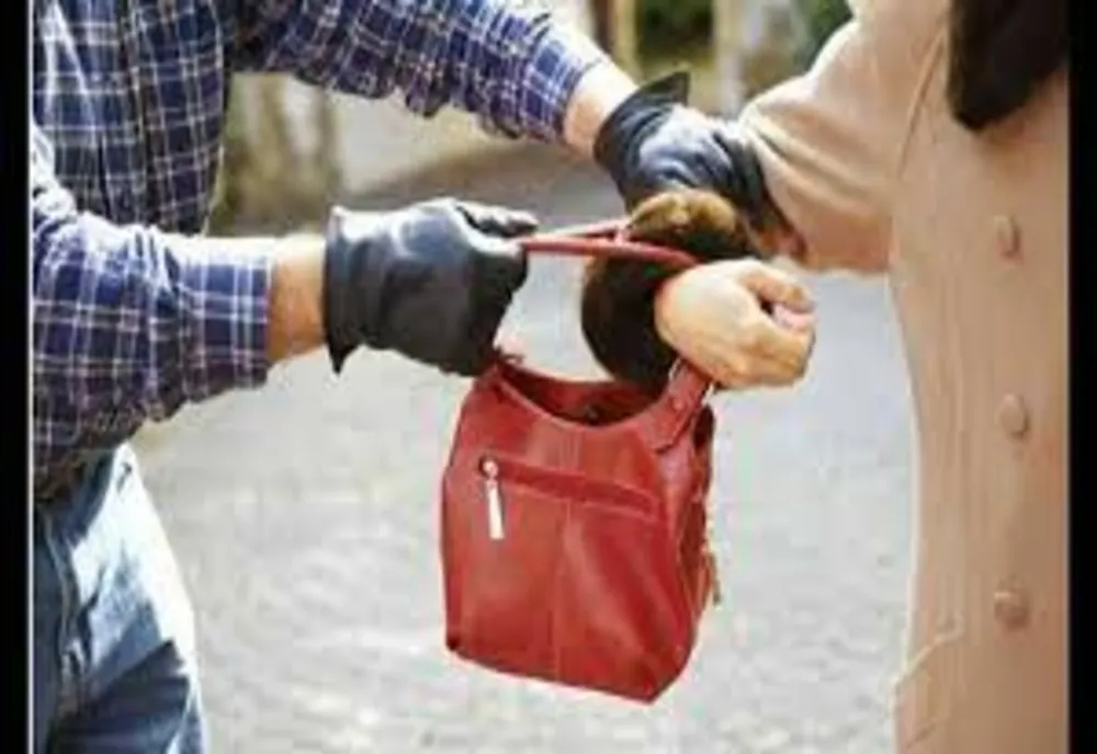 ATENȚIE! Ce trebuie să faci pentru a NU deveni victima unei infracțiuni de tâlhărie