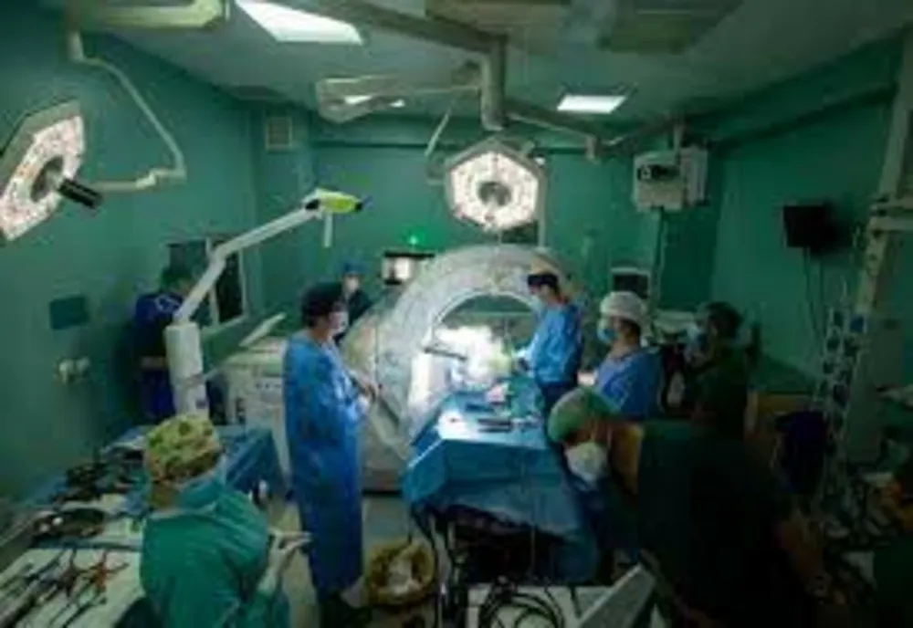Operații pe creier fără bisturiu și fără durere